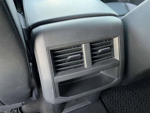 Used 2022 Volkswagen Atlas Cross Sport SE image 16