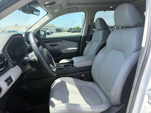 Used 2025 Honda Pilot Touring image 9