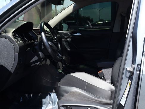 Used 2018 Volkswagen Tiguan SE w/ Panoramic Sunroof Package image 36