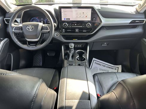 Used 2023 Toyota Highlander Platinum FWD image 18