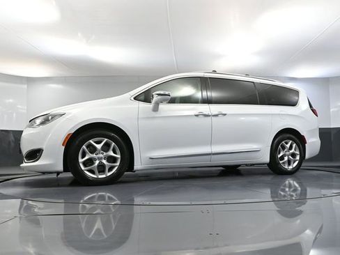 Used 2020 Chrysler Pacifica Limited FWD image 58