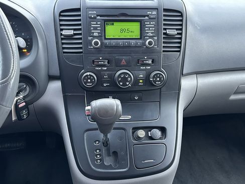 Used 2010 Kia Sedona LX image 27