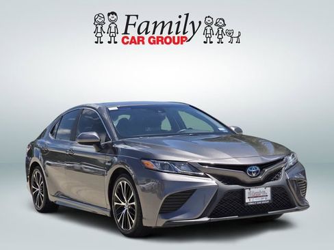 Used 2018 Toyota Camry SE FWD image 2