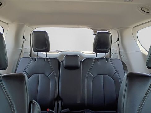 Used 2024 Chrysler Pacifica Touring-L FWD image 36