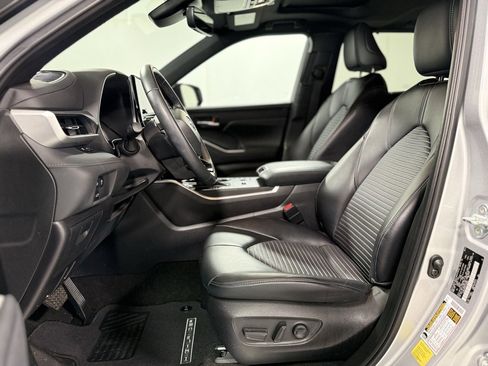 Used 2023 Toyota Highlander XSE image 11