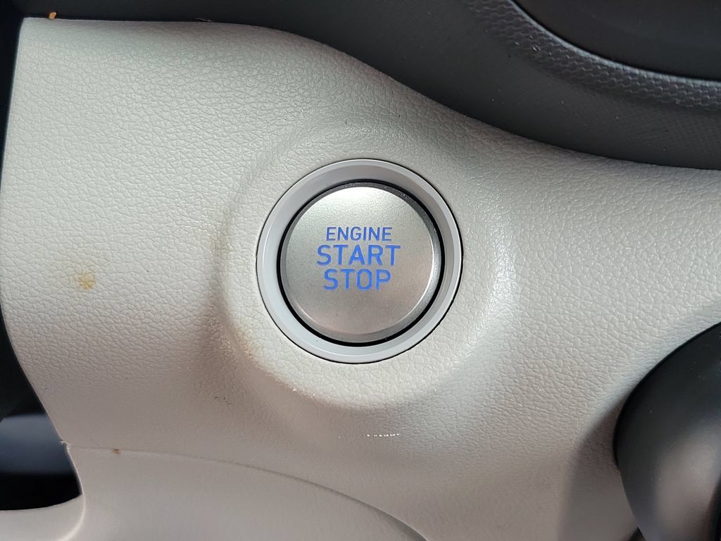 Used 2025 Hyundai Venue SEL FWD image 29