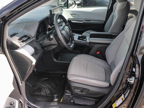 Used 2026 Toyota Sienna LE FWD image 18