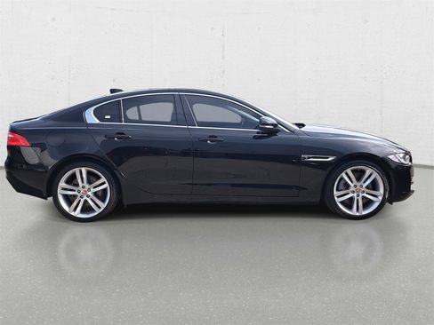 Used 2018 Jaguar XE Prestige image 4