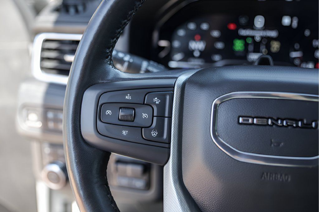 Used 2023 GMC Yukon XL Denali w/ Denali Reserve Package AWD/4WD image 17