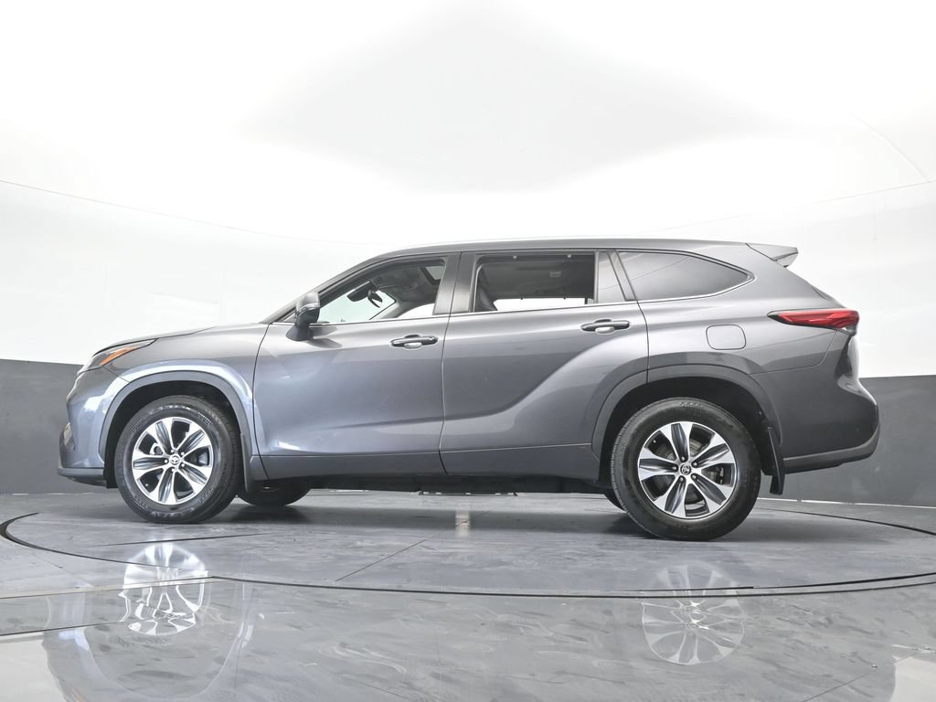 Used 2022 Toyota Highlander XLE AWD/4WD image 57