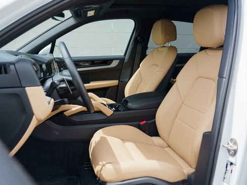 Certified 2026 Porsche Cayenne AWD/4WD image 4