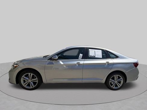 Used 2024 Volkswagen Jetta SE FWD image 2