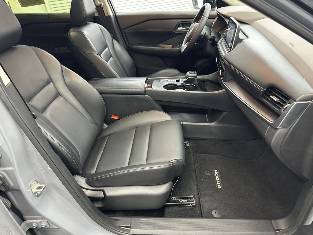 Used 2023 Nissan Rogue SV w/ SV Premium B Package FWD image 14