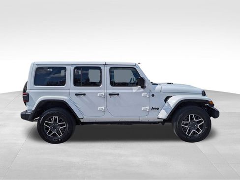 Used 2025 Jeep Wrangler Sahara image 3