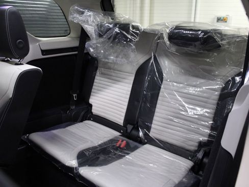 Used 2025 Land Rover Discovery Metropolitan Edition AWD/4WD image 40