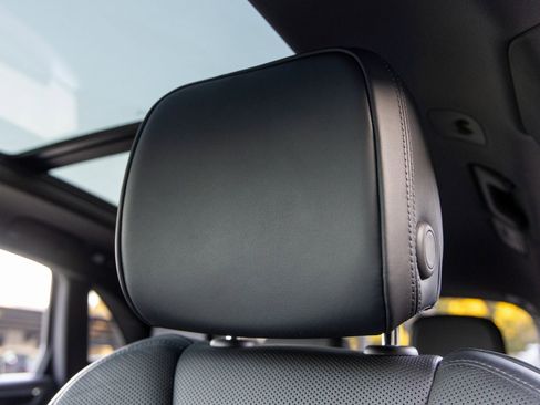 Certified 2025 Porsche Macan image 28