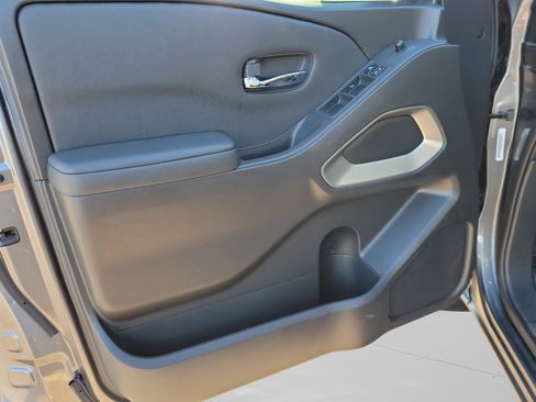 Used 2024 Nissan Frontier SV image 18