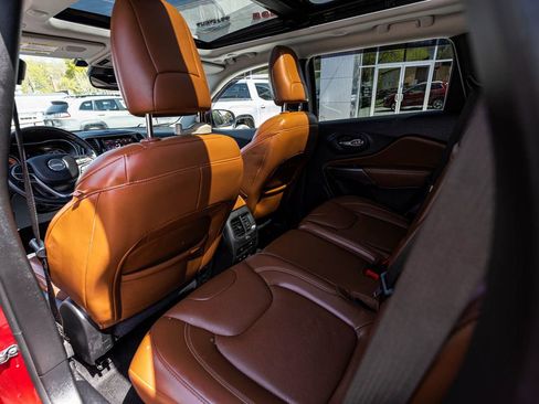 Used 2019 Jeep Cherokee Overland w/ Technology Group AWD/4WD image 28