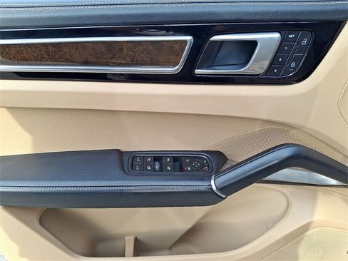 Used 2022 Porsche Cayenne Turbo image 18