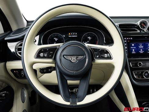 Used 2021 Bentley Bentayga AWD/4WD image 27