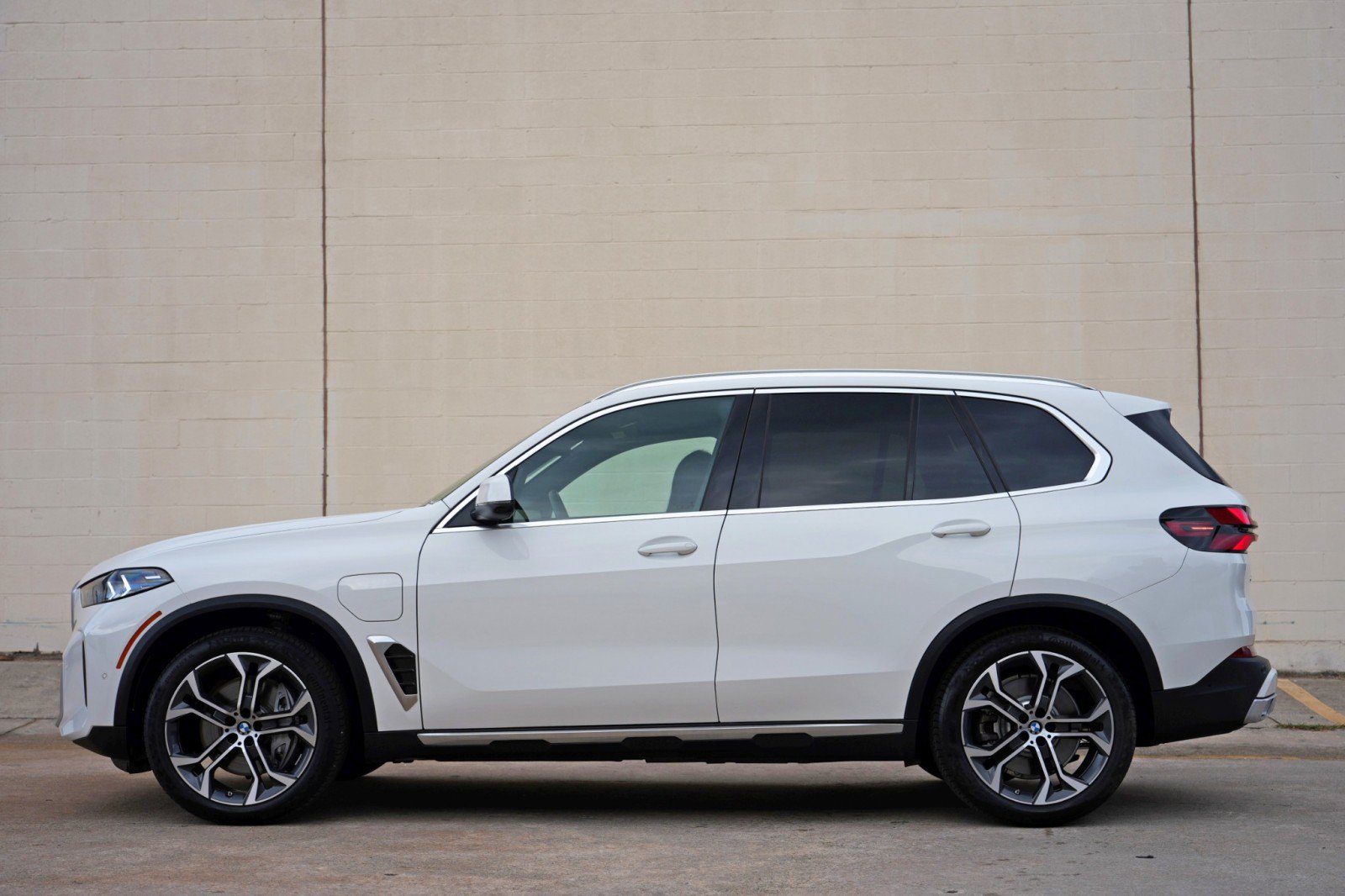 Used 2026 BMW X5 xDrive50e w/ Premium Package AWD/4WD image 9