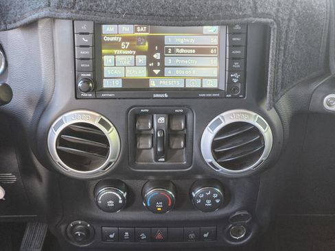 Used 2016 Jeep Wrangler Unlimited Rubicon w/ Connectivity Group image 25