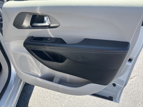 Used 2024 Chrysler Pacifica Touring-L image 16