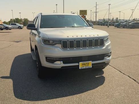Used 2025 Jeep Wagoneer 4WD image 3