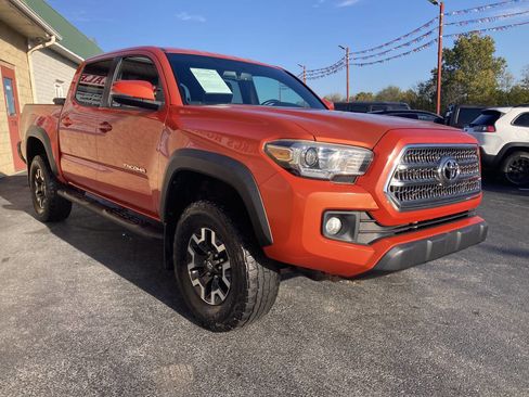 Used 2017 Toyota Tacoma TRD Off-Road image 4