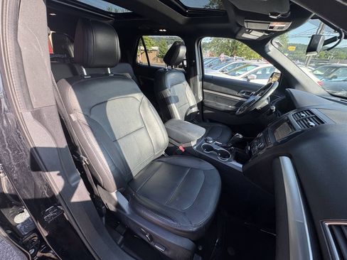 Used 2018 Ford Explorer XLT w/ Equipment Group 202A AWD/4WD image 32