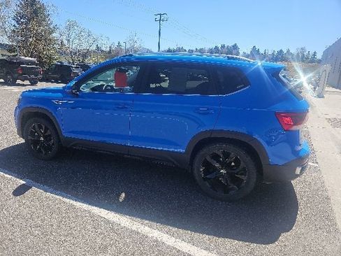 Used 2023 Volkswagen Taos SE w/ Panoramic Sunroof Package AWD/4WD image 6