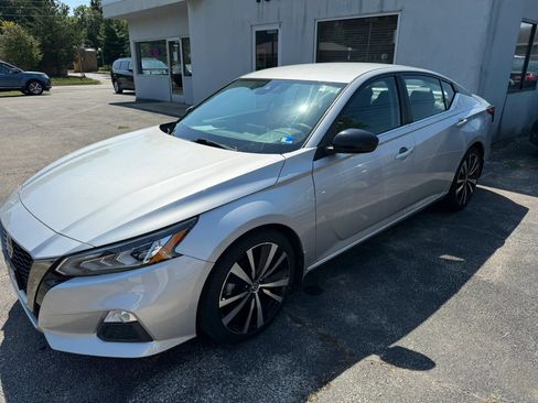 Used 2021 Nissan Altima 2.5 SR FWD image 2