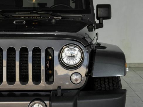 Used 2018 Jeep Wrangler Unlimited Sahara AWD/4WD image 41