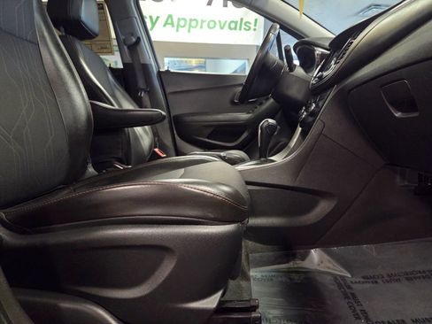 Used 2018 Chevrolet Trax LT w/ Sun & Sound Package image 55
