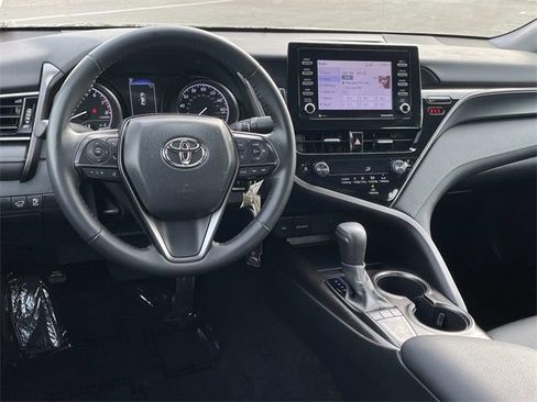 Used 2022 Toyota Camry SE image 6