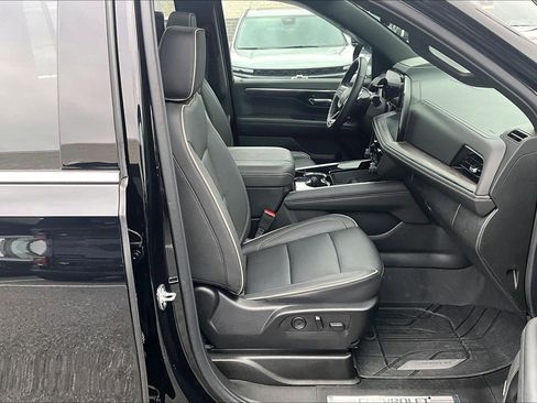 Used 2025 Chevrolet Suburban Premier image 7