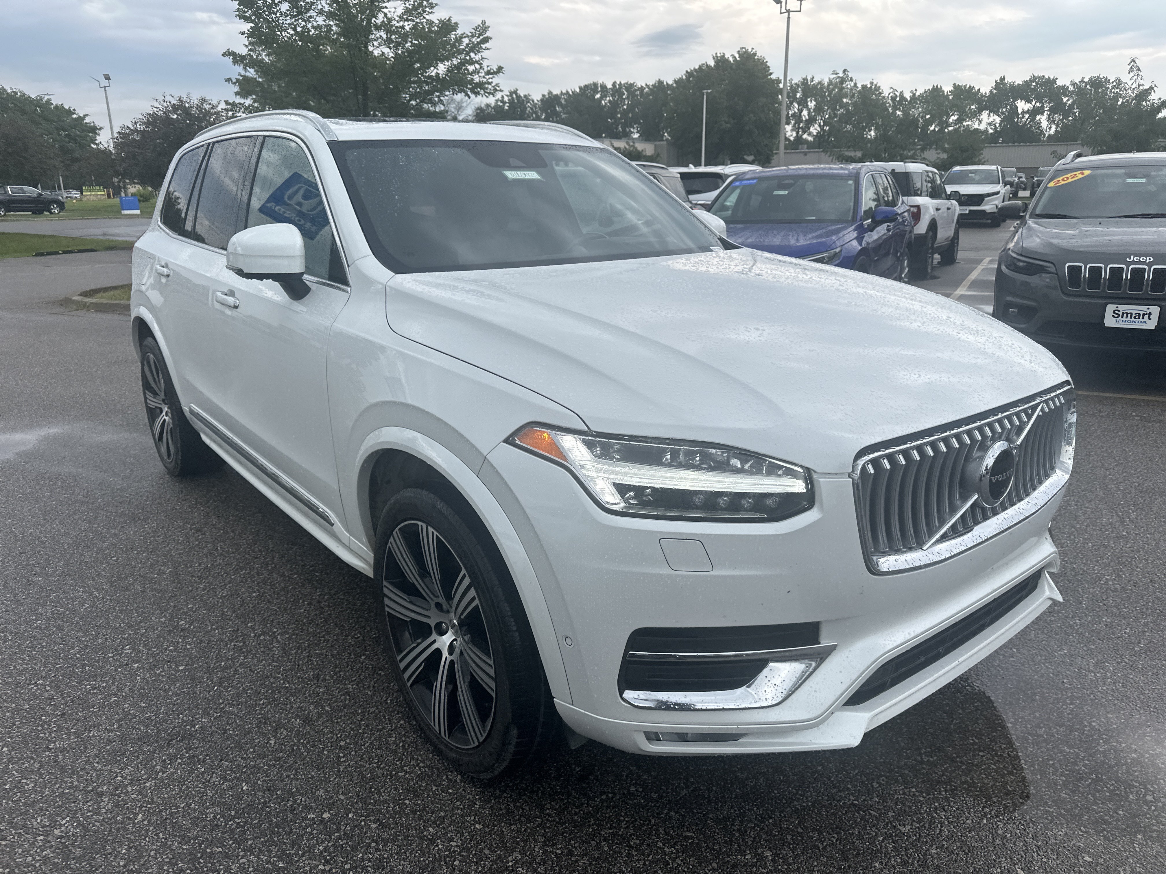 Used 2021 Volvo XC90 T6 Inscription w/ Lounge Package AWD/4WD image 2