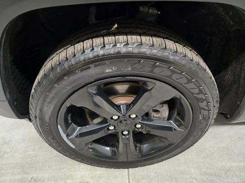 Used 2023 Jeep Grand Cherokee L Laredo image 9