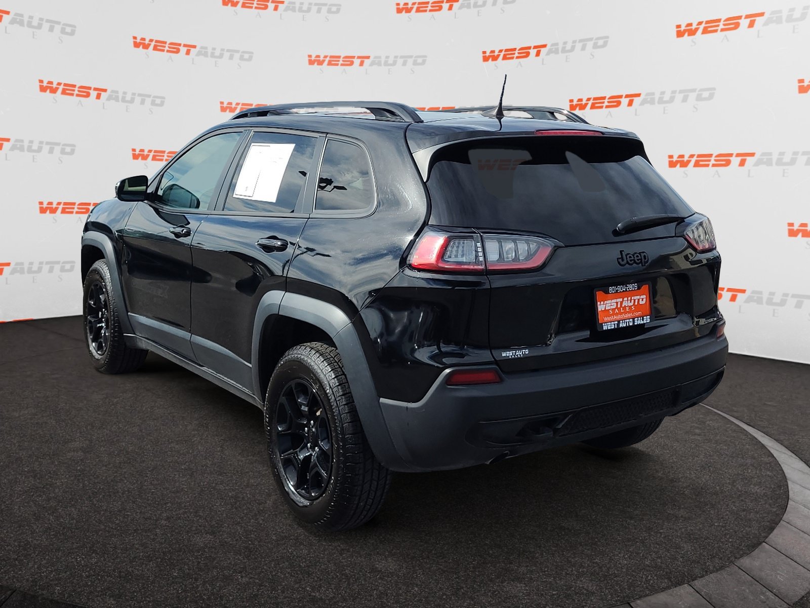 Used 2022 Jeep Cherokee Latitude w/ Sun & Sound Group AWD/4WD image 3