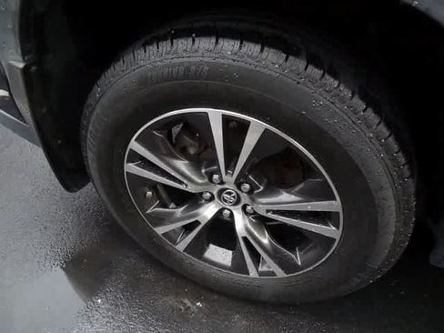 Used 2019 Toyota Highlander LE AWD/4WD image 10
