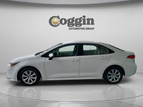 Used 2024 Toyota Corolla LE image 2