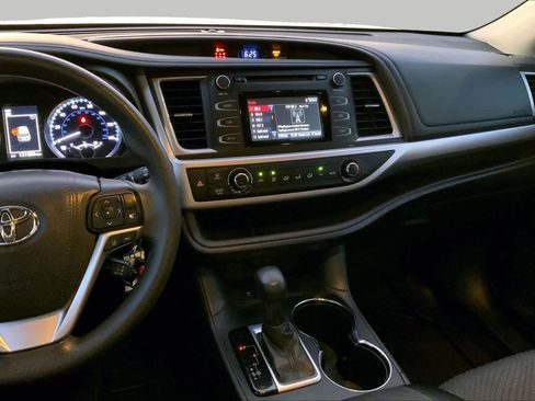 Used 2017 Toyota Highlander LE FWD image 7