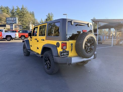 Used 2015 Jeep Wrangler Unlimited Sahara w/ Connectivity Group image 3