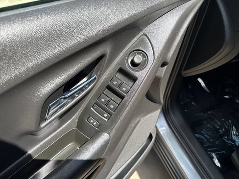 Used 2020 Chevrolet Trax LS FWD image 11