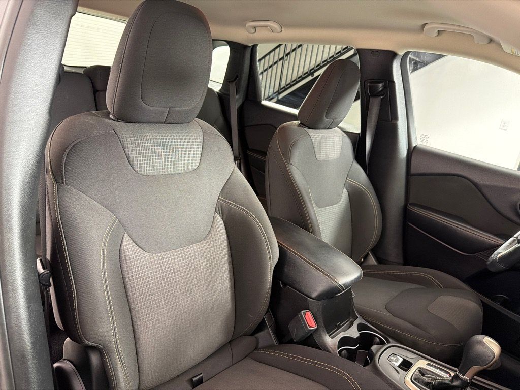 Used 2017 Jeep Cherokee Latitude FWD image 24