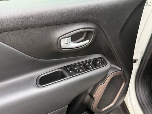 Used 2023 Jeep Renegade Latitude AWD/4WD image 12
