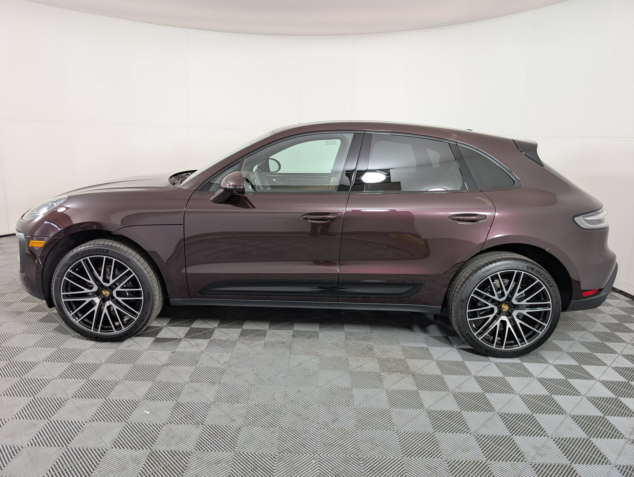 Used 2026 Porsche Macan AWD/4WD image 2