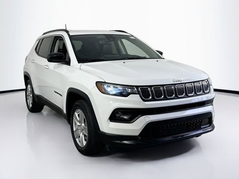 Used 2022 Jeep Compass Latitude image 3