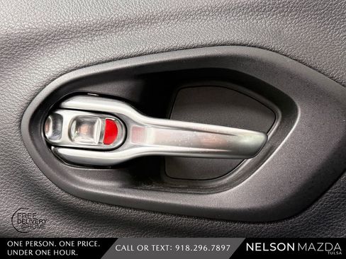 Used 2017 Jeep Cherokee Sport FWD image 17