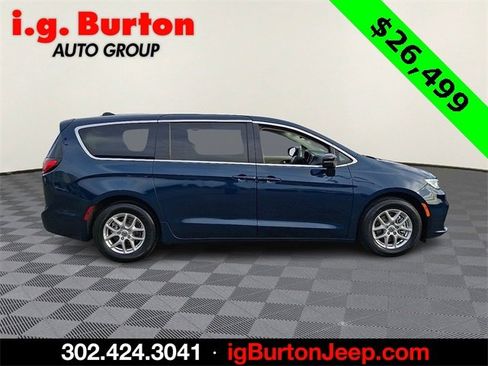 Certified 2024 Chrysler Pacifica Touring-L image 7